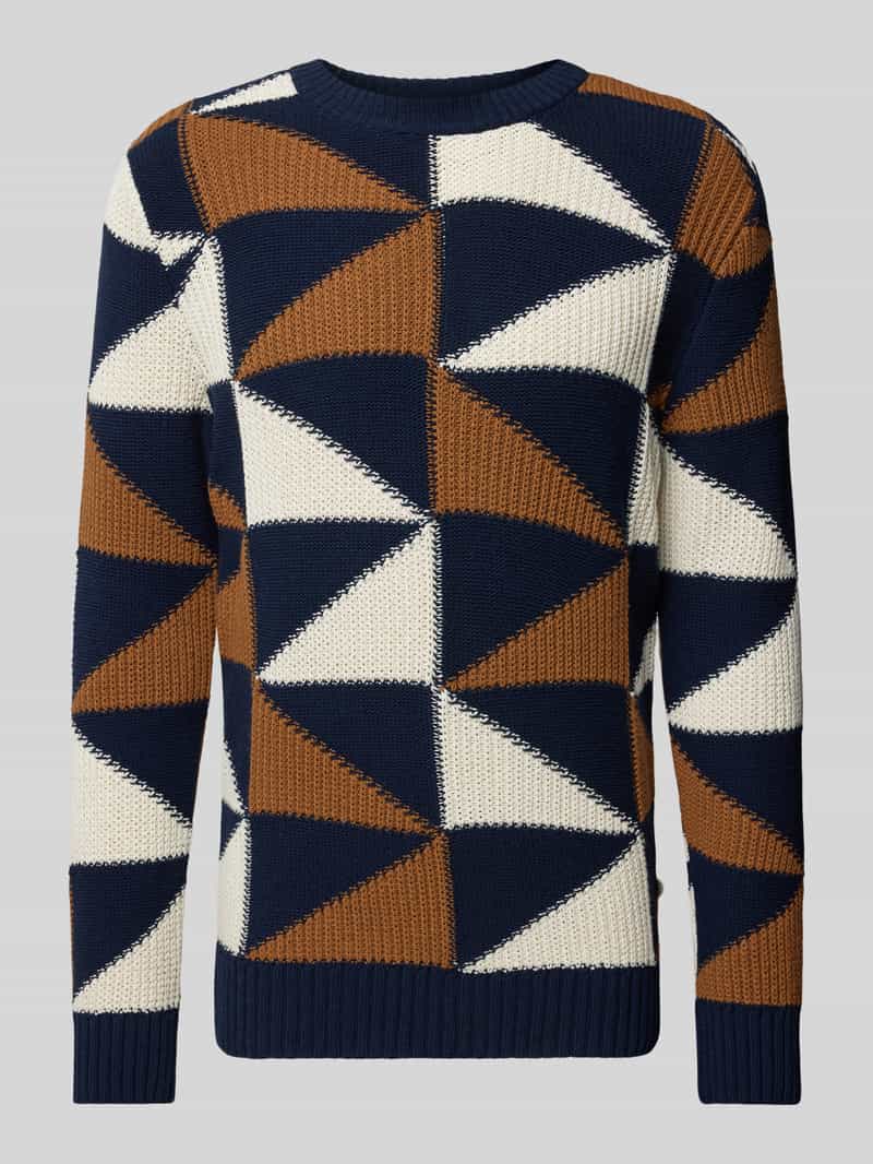 Sweter z dzianiny we wzory na całej powierzchni