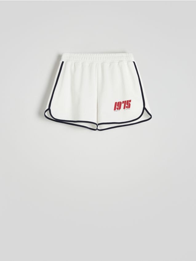 Reserved - Dzianinowe szorty z nadrukiem - złamana biel