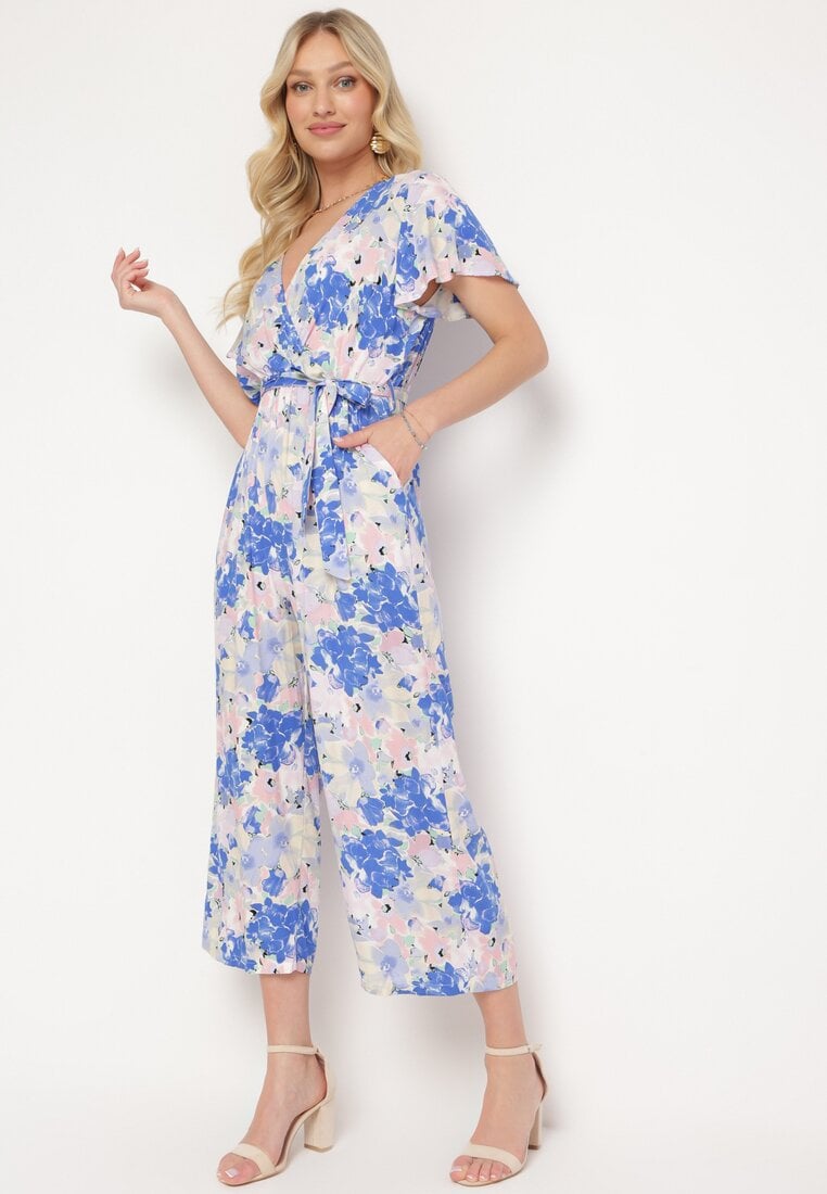 Niebiesko-Biały Kombinezon z Wiskozy z Dekoltem w Serek i Gumką w Pasie Simolla