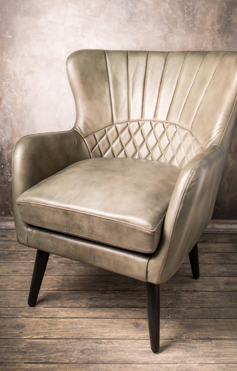 Fotel na Stalowych Czarnych Nogach ze Skóry w kolorze écru