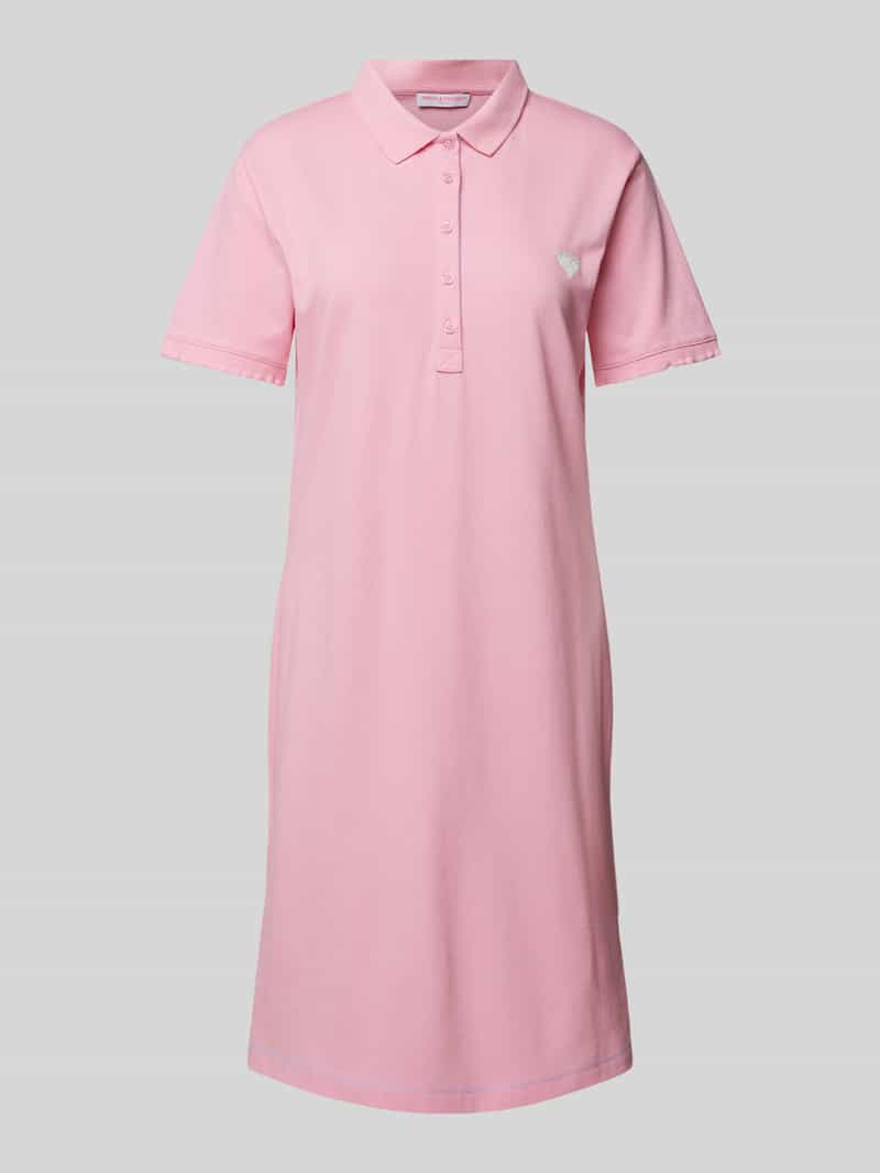 Sukienka polo z wyhaftowanym motywem