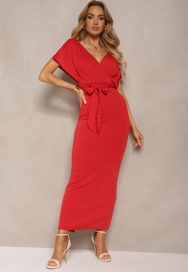 Czerwona Sukienka Koktajlowa z Trójkątnym Dekoltem i Materiałowym Paskiem z Rozcięciem Wilni