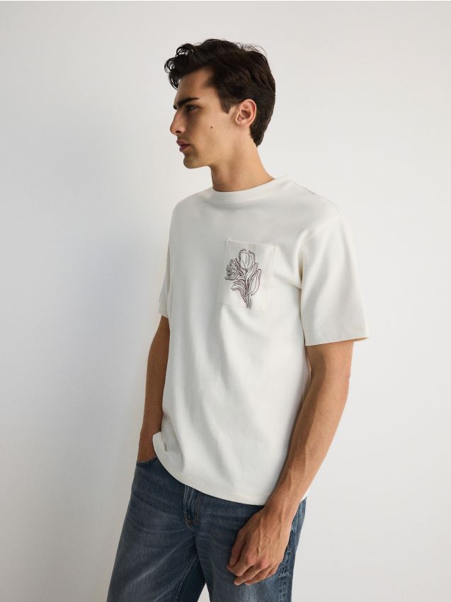 Reserved - T-shirt oversize z haftem - złamana biel