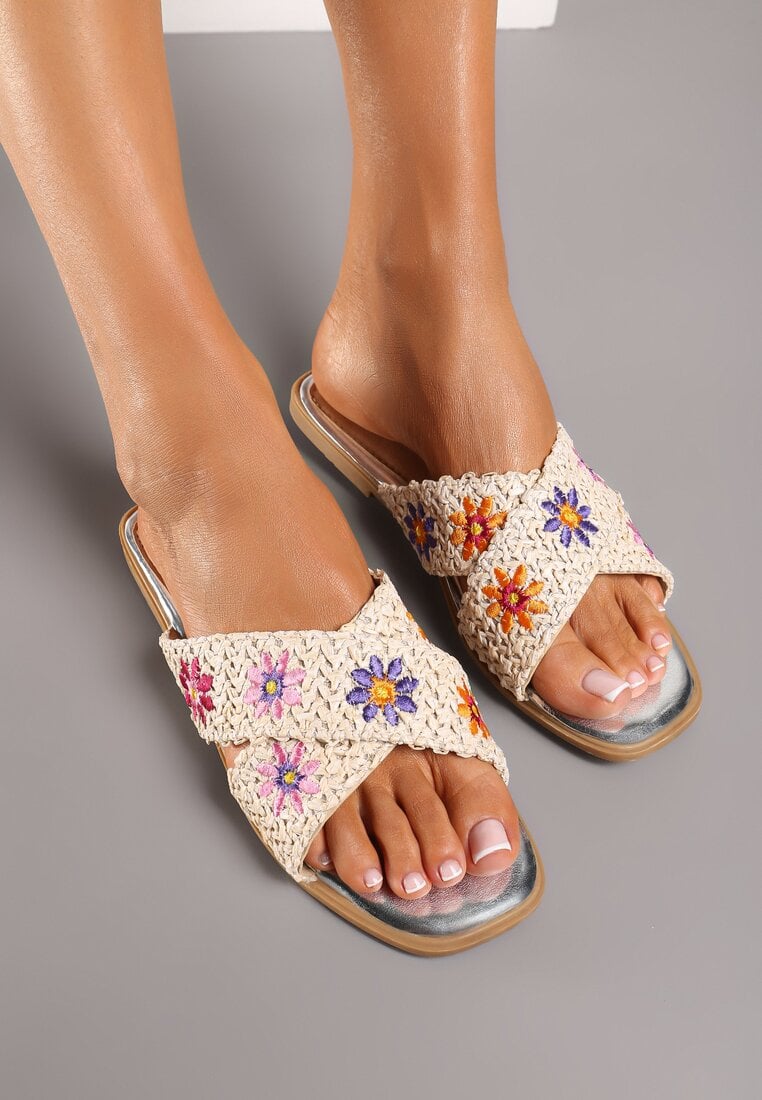 Białe Klapki z Ozdobnymi Kwiatami na Płaskiej Podeszwie Kaletta