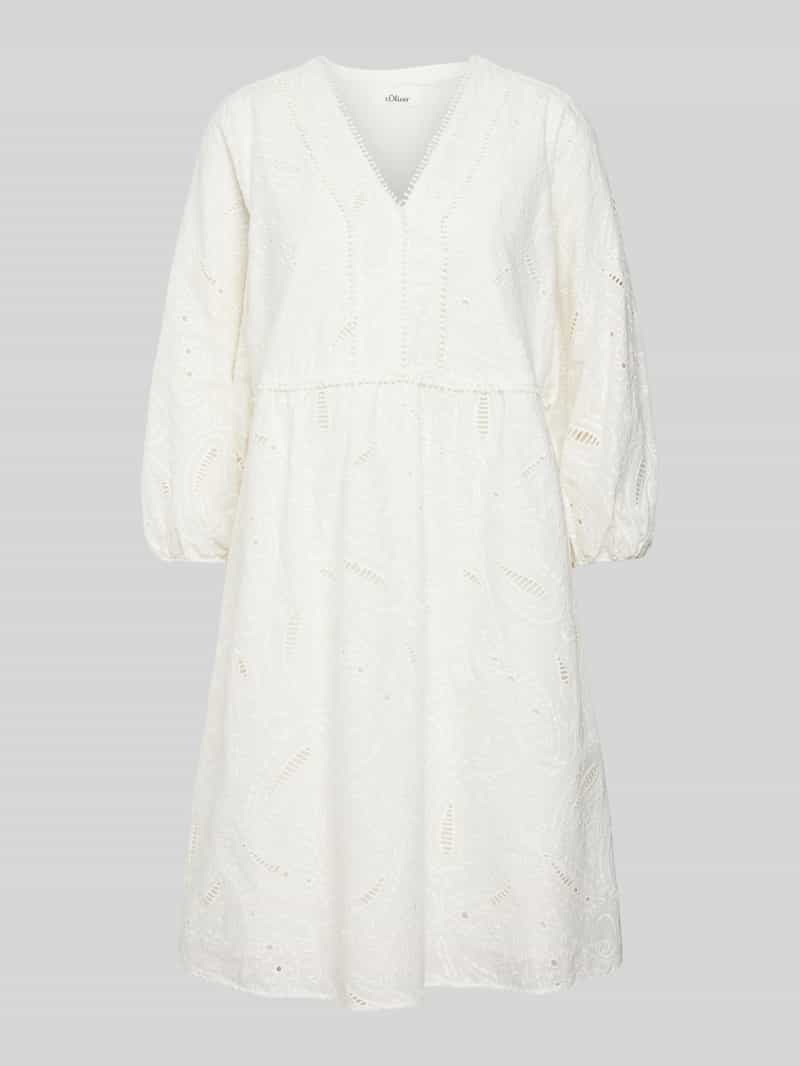 Sukienka o długości do kolan z haftem angielskim