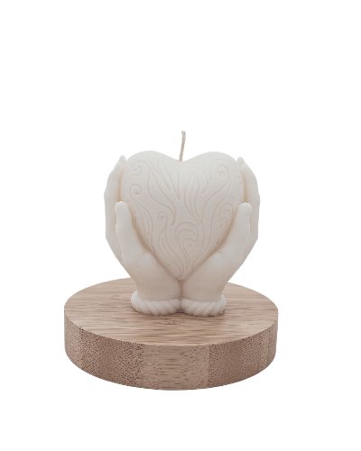 Sojowa świeczka zapachowa Serce w dłoniach 7,7cm 152,9g Jabłko Cynamon