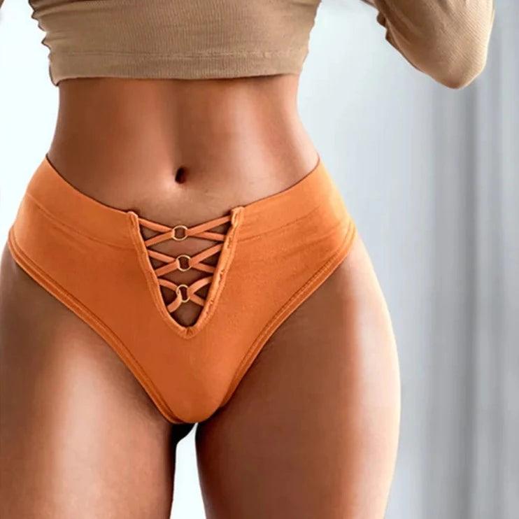 Bawełniane stringi z wysokim stanem i wiązaniem