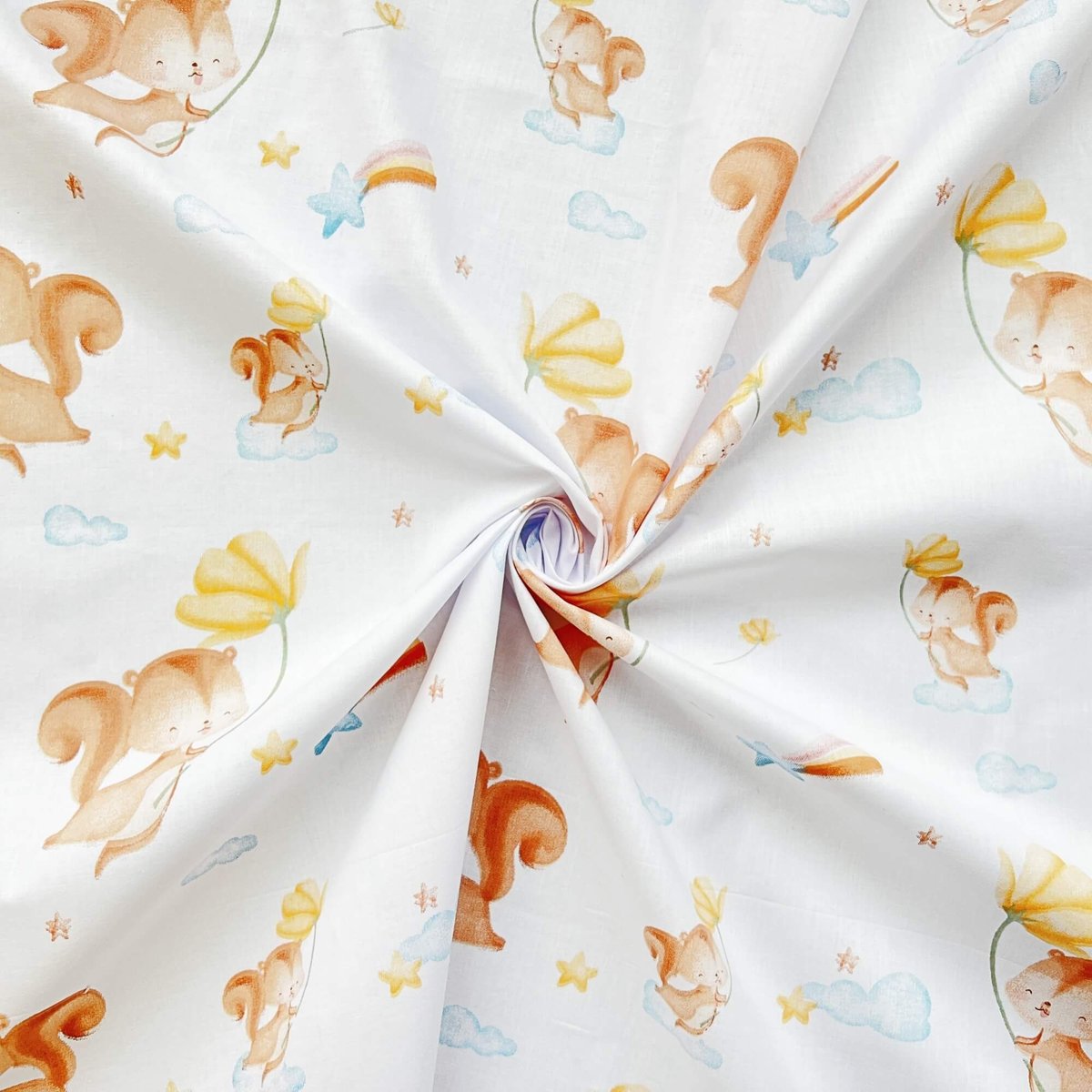 Tkanina bawełniana wiewiórki z kwiatkami na białym tle