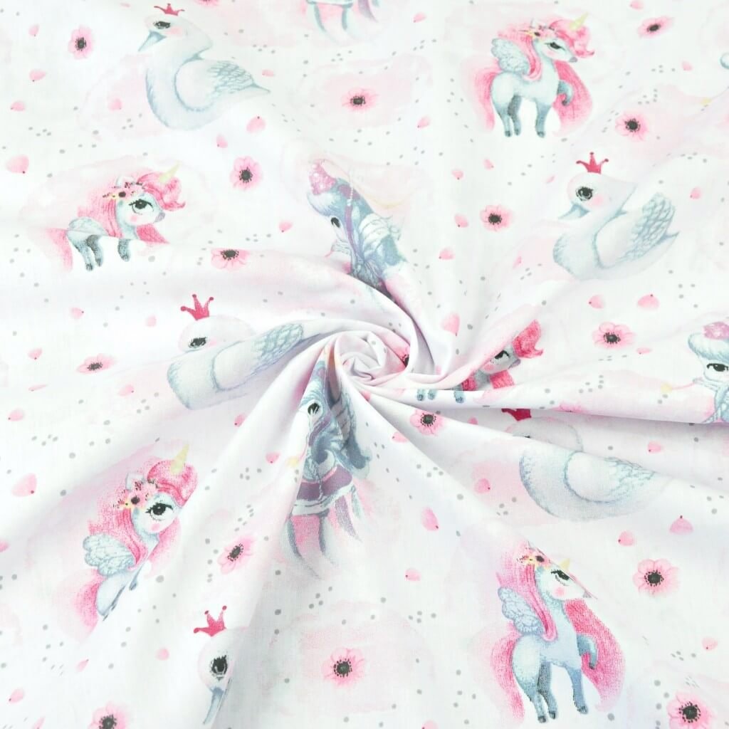 Tkanina bawełniana jednorożce z łabędziami różowo-szare na białym tle