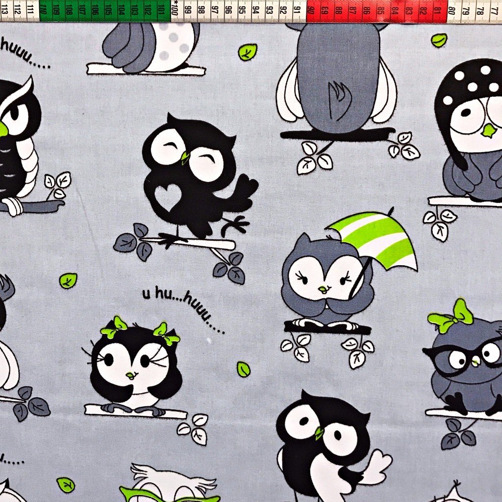 Tkanina bawełniana sówki szalone z zielonym na szarym tle