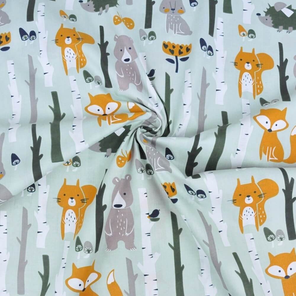 Tkanina bawełniana zwierzęta w lesie na szaro miętowym tle