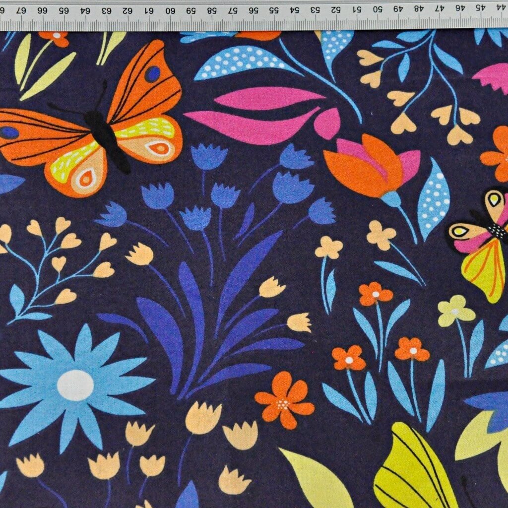 Tkanina bawełniana motylki kolorowe na łące na granatowym tle