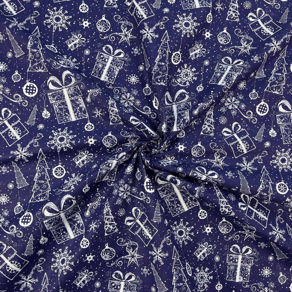 Tkanina bawełniana wzór świąteczny kontury choinki z prezentami na granatowym tle