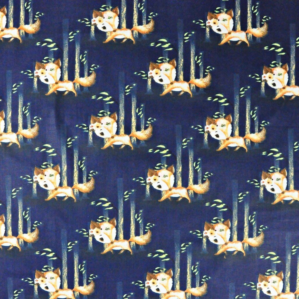 Tkanina bawełniana liski w drzewach na granatowym tle