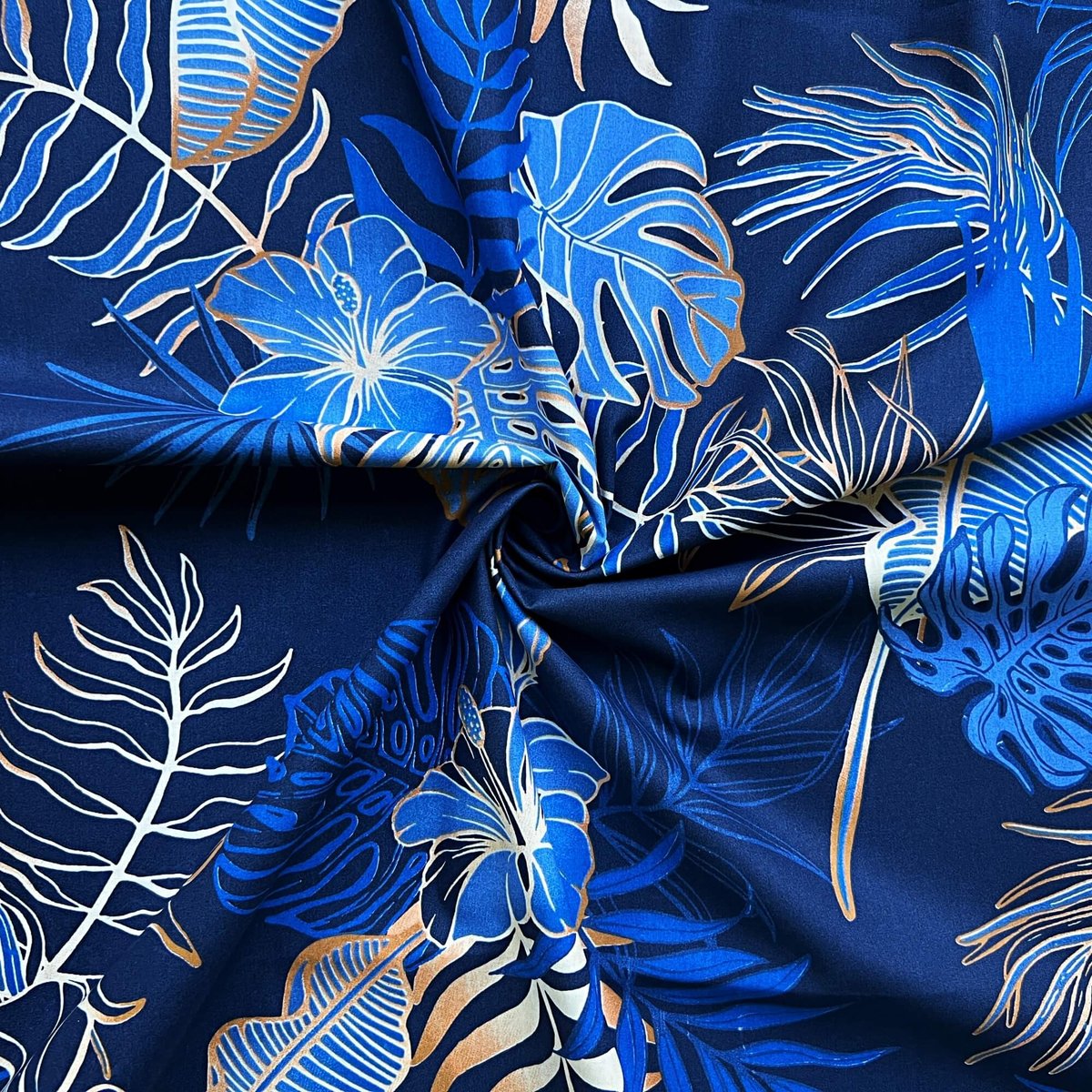 Tkanina bawełniana liście monstera i bananowca z kwiatami na granatowym tle