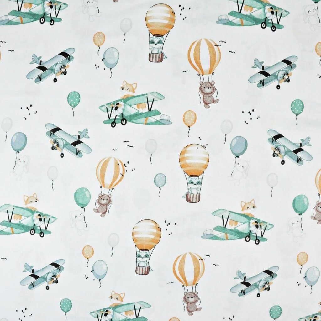Tkanina bawełniana przytulanki w samolotach i balonach na białym tle
