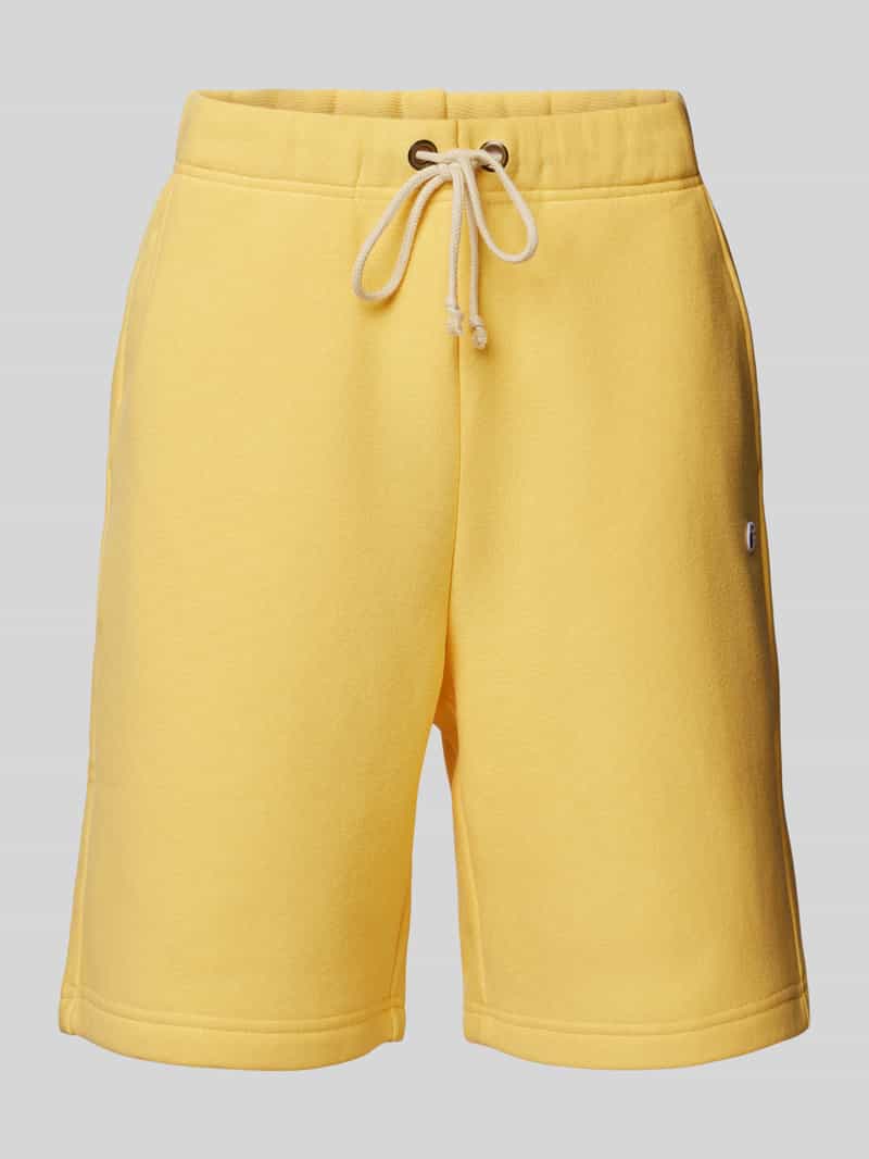 Szorty z dzianiny dresowej o kroju regular fit z naszywką z logo