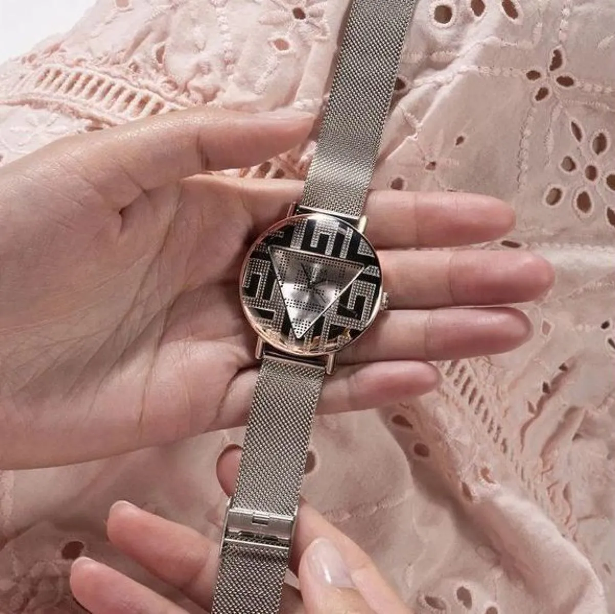 Guess Iconic zegarek damski srebrny na bransolecie GW0527L1