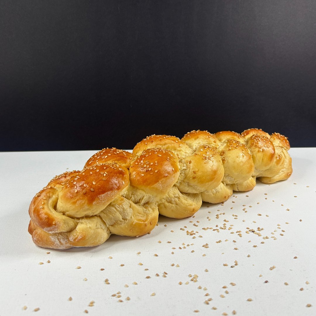 Miodowa chałka drożdżowa własnego wypieku z sezamem - 250g