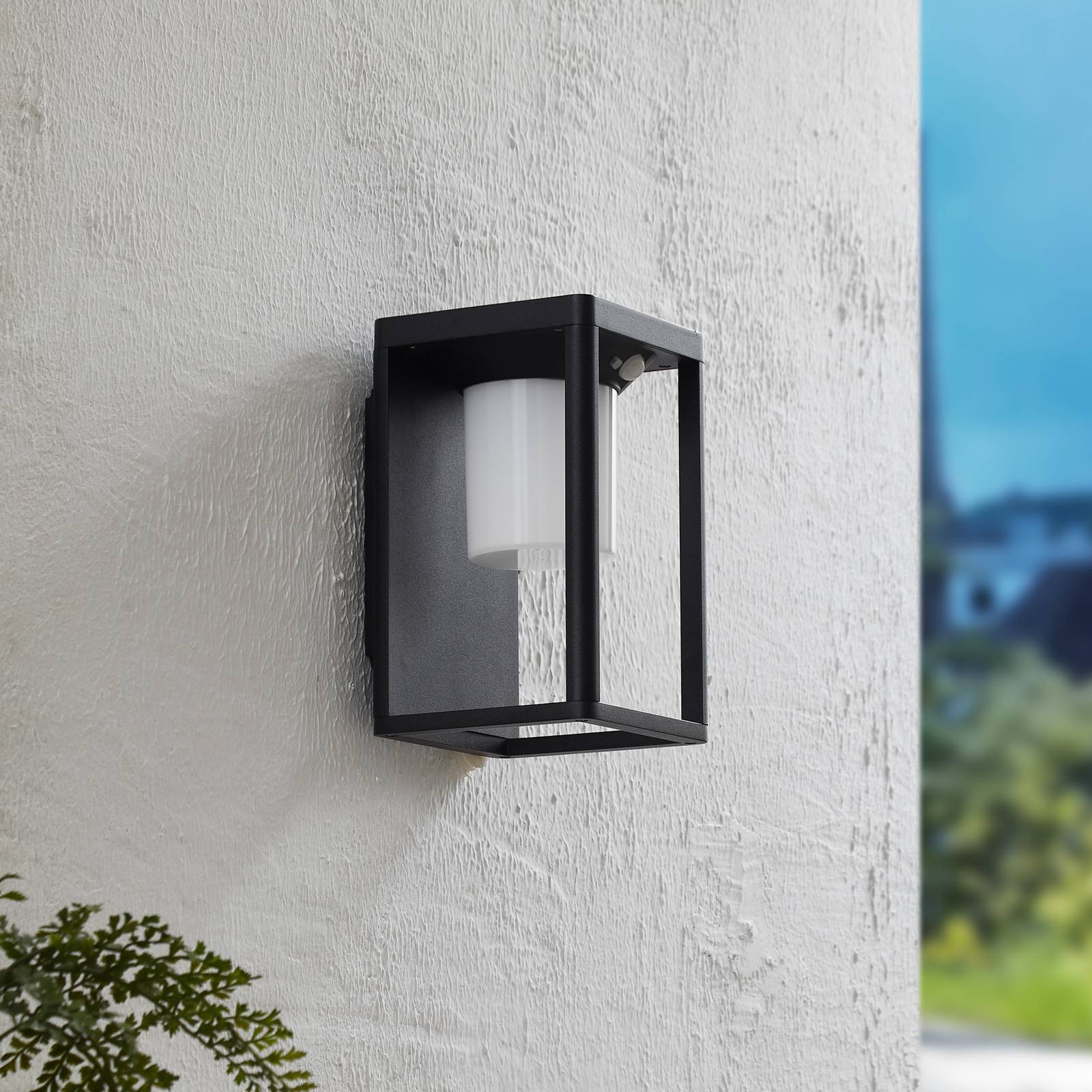 Lucande LED kinkiet solarny Tilena, czarny, aluminium, czujnik