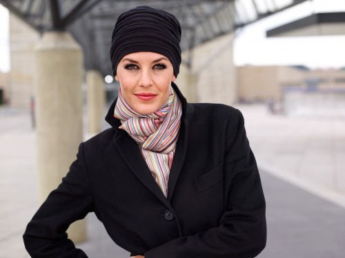 Czapka drapowana z wiązaniem czarna