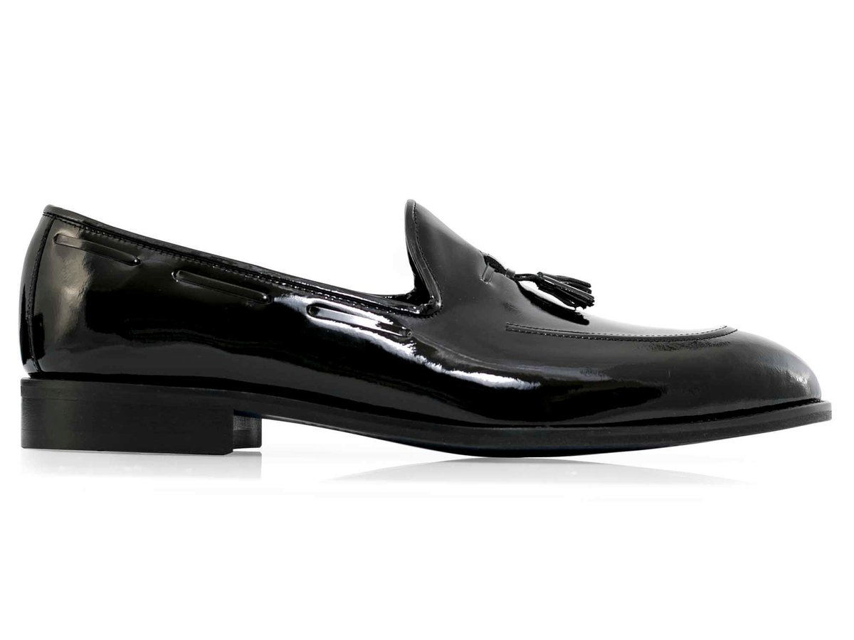 Czarne lakierowane wsuwane buty męskie - tassel loafers T148 39