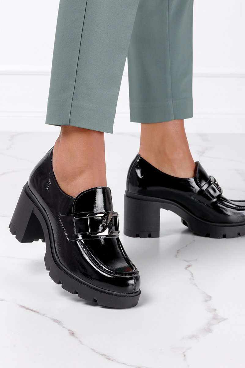 Czarne mokasyny lakierowane na słupku ze srebrnym łańcuchem POLSKA SKÓRA Casu 20097-40