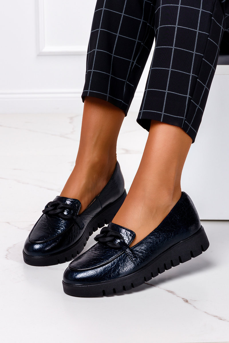 Granatowe mokasyny z łańcuchem lakierowane POLSKA SKÓRA Casu 09054-39