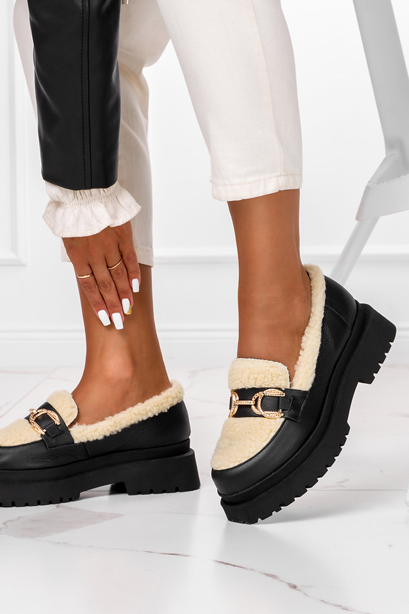 Czarne mokasyny na platformie z kożuszkiem ze złotą ozdobą POLSKA SKÓRA Casu 1694-36