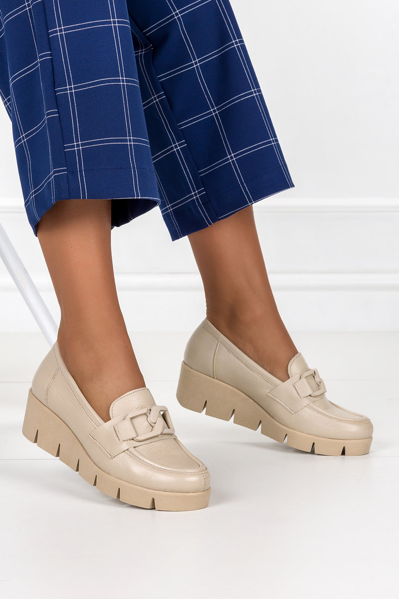 Beżowe mokasyny skórzane na koturnie z łańcuchem PRODUKT POLSKI Casu 20135-36