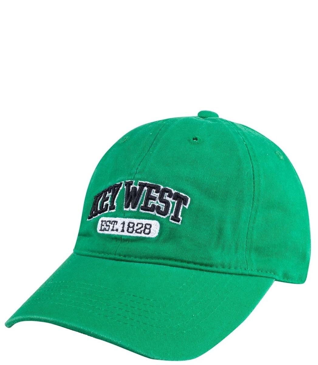 Czapka z daszkiem ozdobiona haftowanym napisem