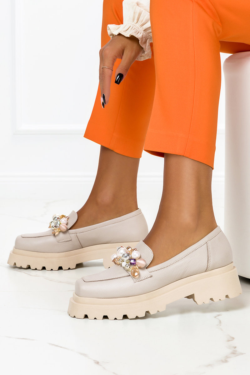 Beżowe mokasyny skórzane damskie na platformie z ozdobą PRODUKT POLSKI Casu 1691-O-40