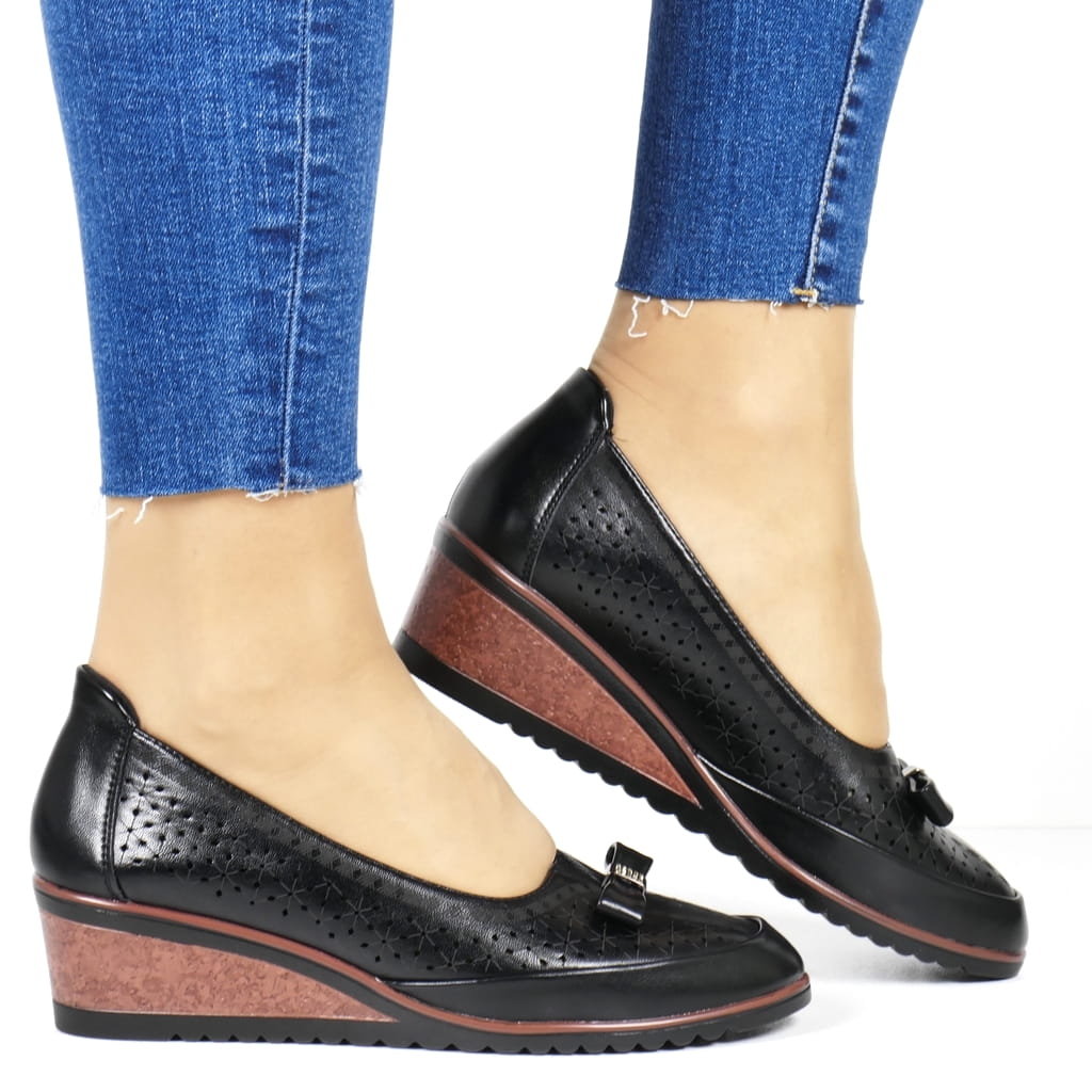 DAMSKIE PÓŁBUTY NA KOTURNIE MOKASYNY WSUWANE AŻUROWE 58263 CZARNE LICOWE