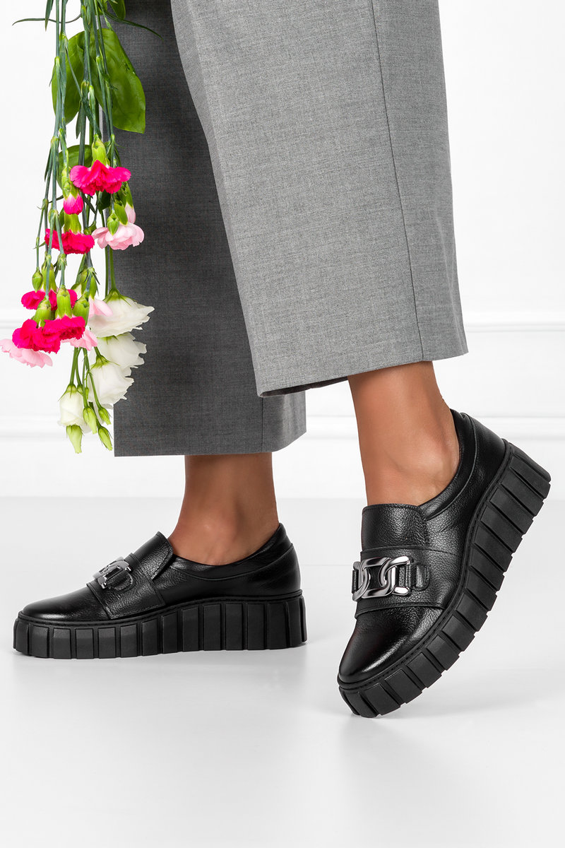 Czarne półbuty skórzane damskie sneakersy na platformie z łańcuchem PRODUKT POLSKI Casu 487-36