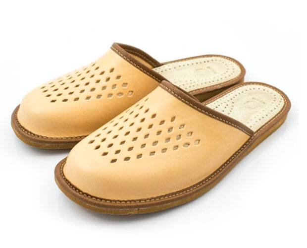 Kapcie domowe męskie skórzane pantofle kremowe r. 43