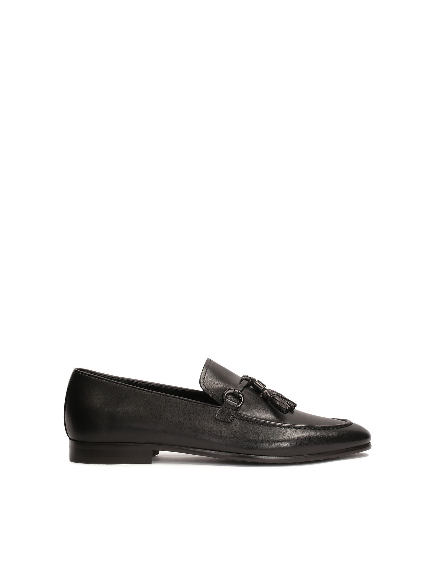 Czarne loafersy z frędzlem