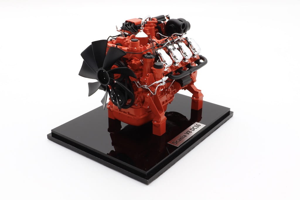 Model silnika Scania V8 skala 1/12 Tekno