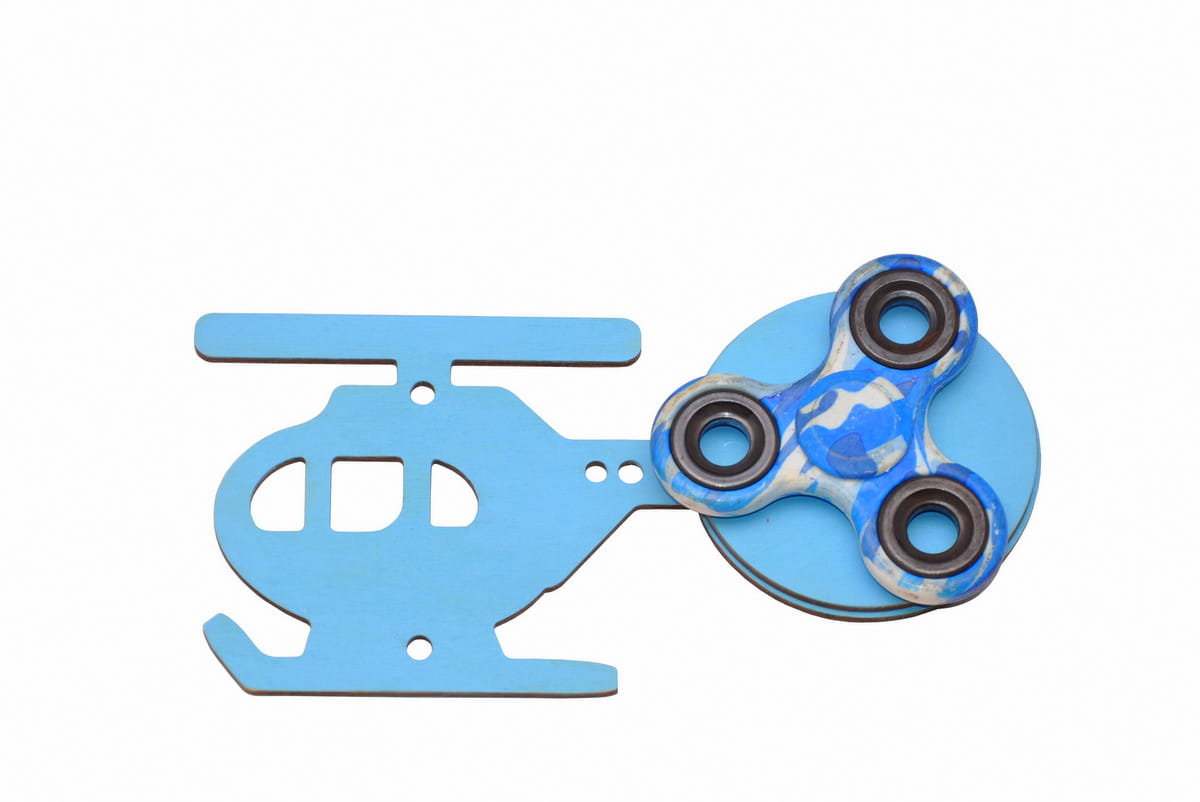 Niebieski helikopter i kolorowy spinner do tablicy manipulacyjnej.