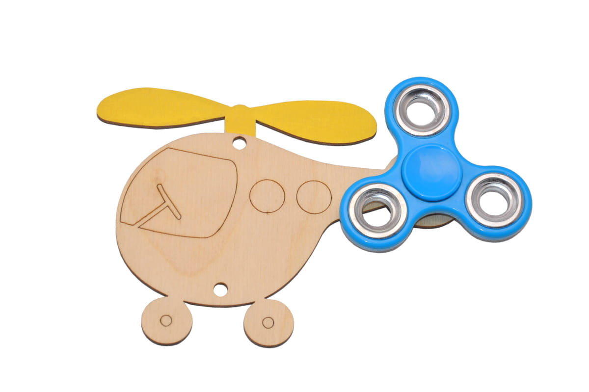 Helikopter z żółtymi śmigłami, niebieski spinner do tablicy manipulacyjnej.