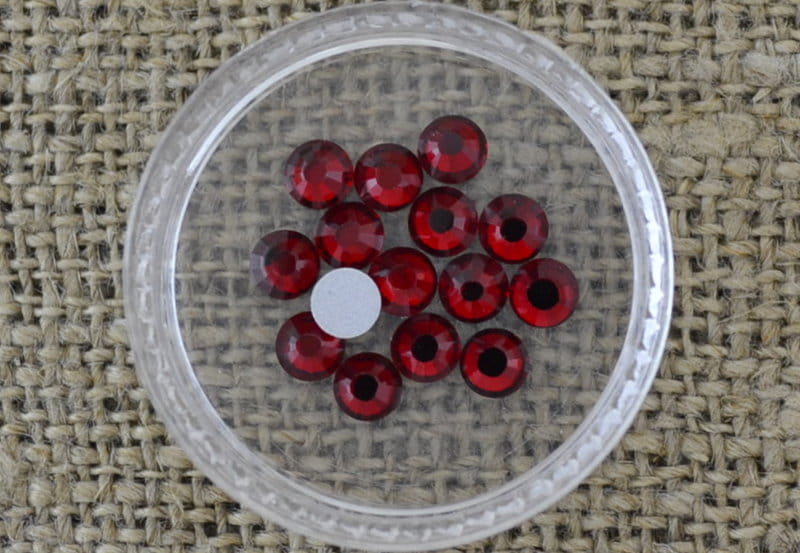 [550182] Kaboszon cyrkonia 4mm czerwona 15szt
