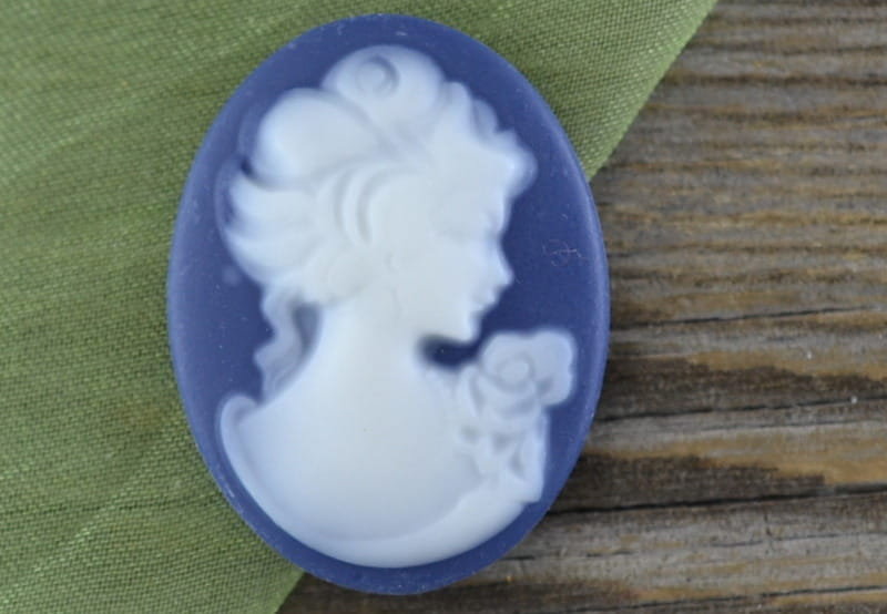 [03649] Kamea biała na granatowym tle 23*30mm