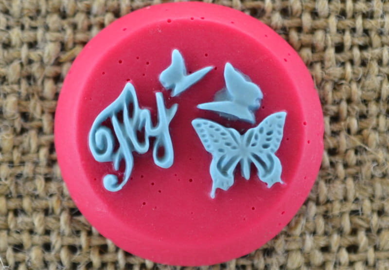 [03677] Kamea motylek szary na malinowym tle 22mm