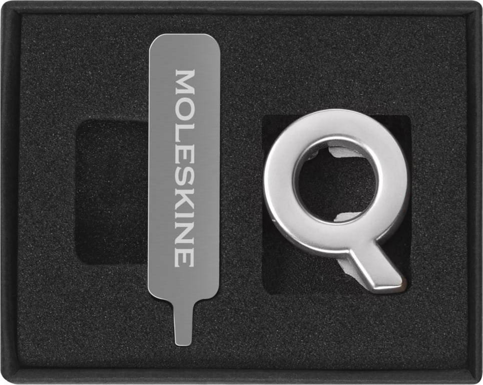 Przypinka Moleskine Q