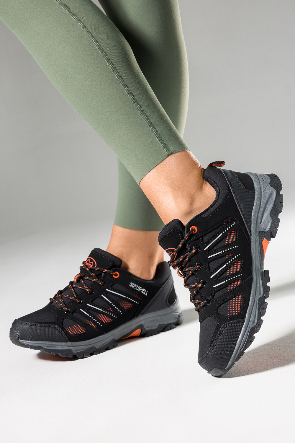 Czarne buty trekkingowe damskie z pomarańczowymi dodatkami sznurowane softshell Casu B2114-5