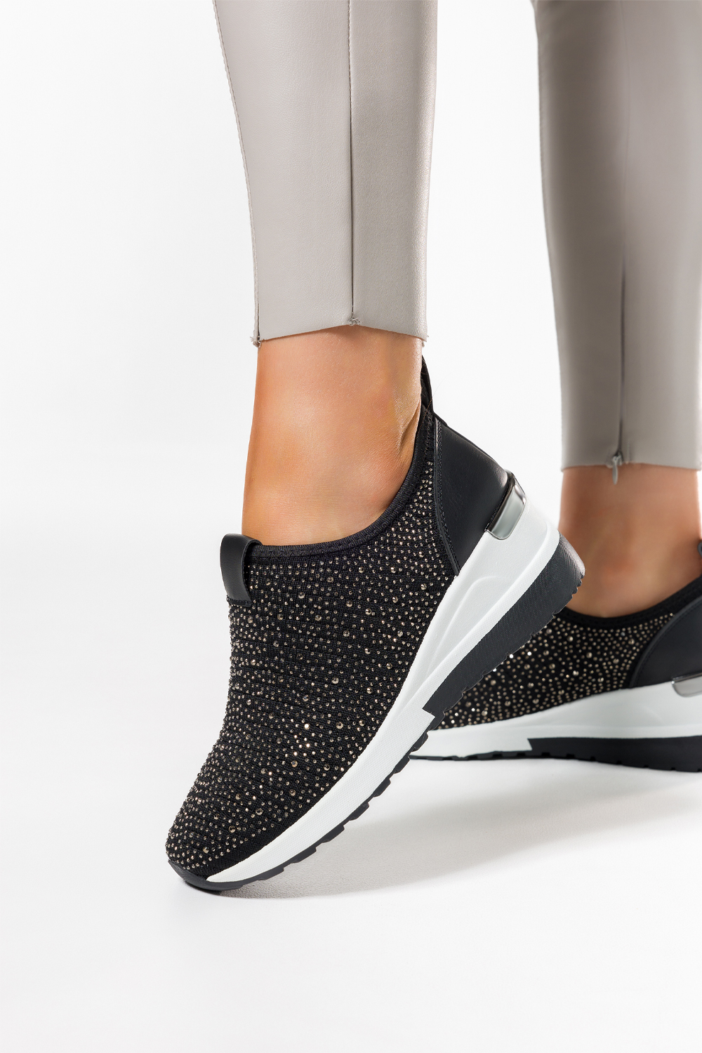 Czarne półbuty damskie sneakersy na koturnie z nitami Casu 2088
