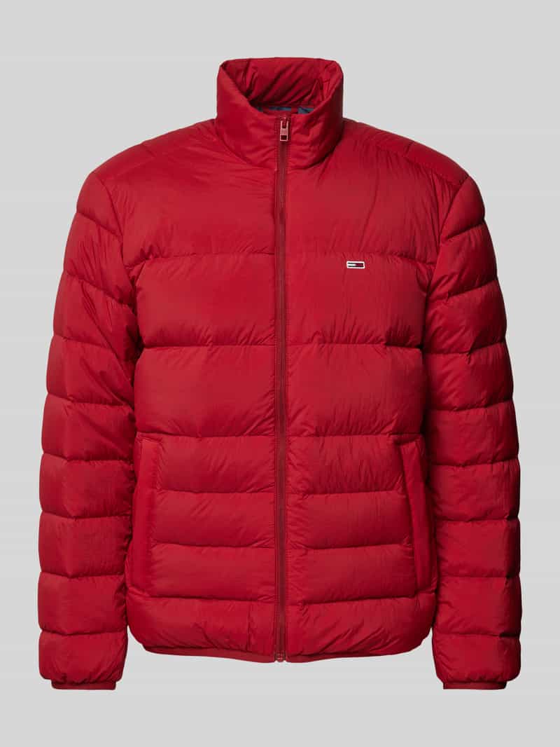 Pikowana kurtka z wyhaftowanym logo