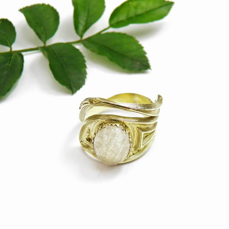 Magiczny pierścionek z kamieniem księżycowym pozłocony