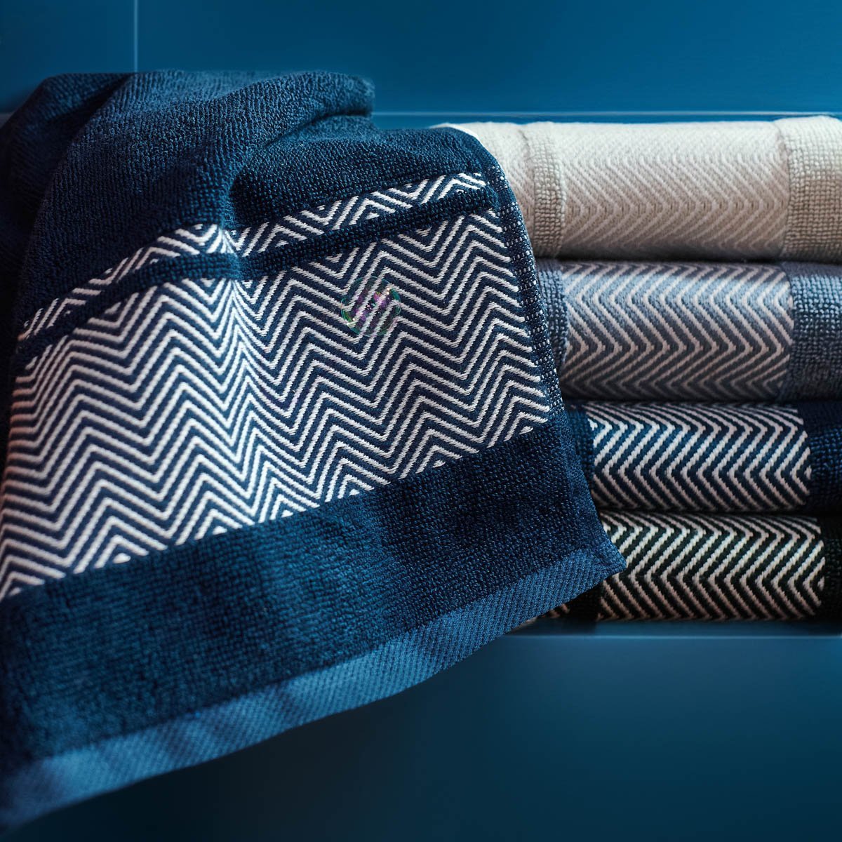 Ręcznik MAIARA bawełniany niebieski z ozdobnym przeszyciem 50x90 cm HOMLA