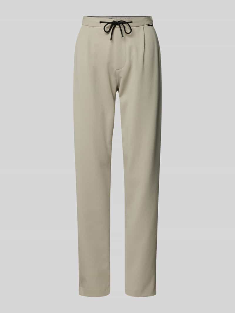 Spodnie o kroju tapered fit z zakładkami w pasie