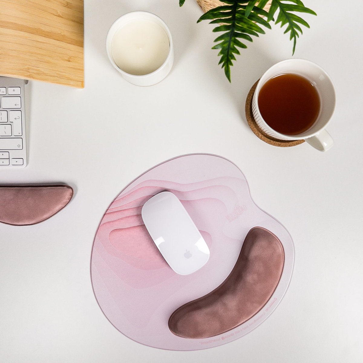 Podkładka pod mysz komputerową  z elementami graficznymi z poduszką wspierającą nadgarstek - różowa/Accurate